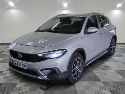 vue de face d'un SUV argenté garé sur un sol à damier