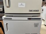 deux micro-ondes empilés l'un sur l'autre sur une table