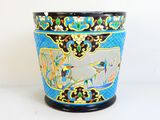 un vase bleu orné d'oiseaux et de fleurs