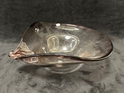 un bol en verre posé sur une table, avec une cuillère à l'intérieur