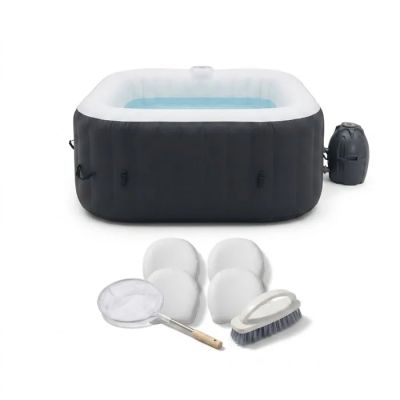 un jacuzzi gonflable avec ses accessoires, notamment une brosse, du savon et un distributeur de savon