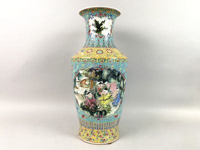 un vase avec un motif floral posé sur une table