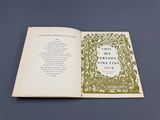 un livre ouvert à une page où figure un poème