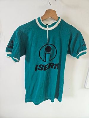 t-shirt vert avec un logo noir et blanc sur la poitrine