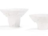 deux vases blancs posés l'un à côté de l'autre sur une surface blanche