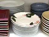 beaucoup d'assiettes et de bols sur une étagère