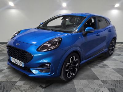 Une Ford Karry bleue de 2020 est exposée dans un showroom