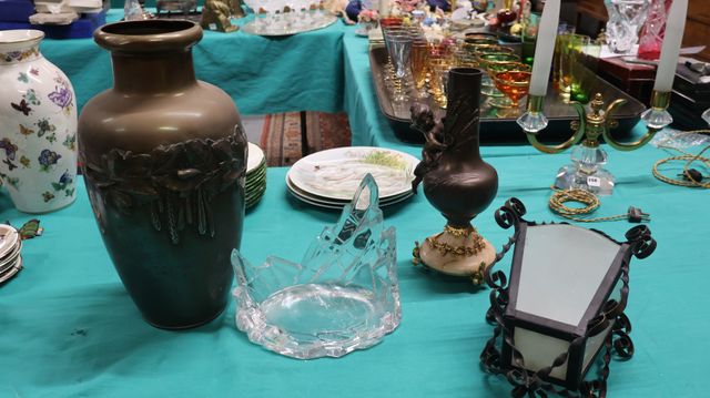 Lot comprenant un vase en cuivre, vase en bronze, petite lanterne...