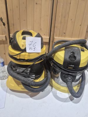 deux aspirateurs jaunes et noirs posés sur un plan de travail