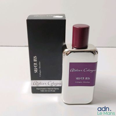 l'image d'un flacon de parfum posé à côté d'une boîte