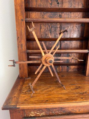 un meuble en bois surmonté d'une horloge