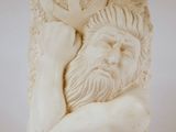 statue d'un homme tenant une croix dans la main droite
