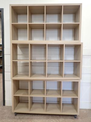 une bibliothèque en bois comportant de nombreuses étagères