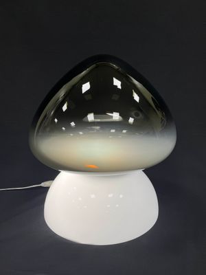 une lampe noire et blanche posée sur une table