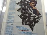 une affiche accrochée au mur de toilettes publiques
