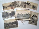 plusieurs vieilles photos en noir et blanc de personnes et de bâtiments sur une table