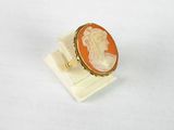 un gros plan d'une bague sur laquelle figure le portrait d'une femme