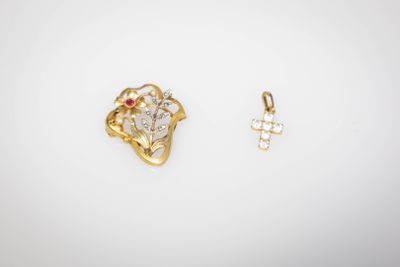 une paire de boucles d'oreilles en or et diamants et un pendentif