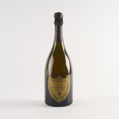 une photo d'une bouteille de champagne posée sur une table blanche