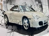 un tableau représentant une voiture de sport blanche accroché au mur