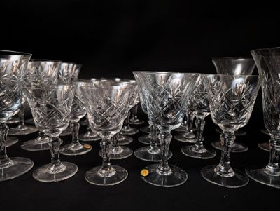 de nombreux verres à vin alignés sur une table noire