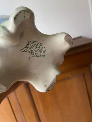 un vase blanc posé sur une table en bois