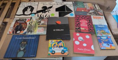 une table sur laquelle se trouvent de nombreux livres