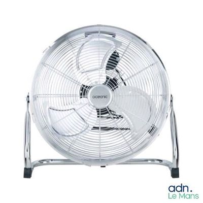 une image représentant un ventilateur blanc posé sur un support métallique, sur fond blanc