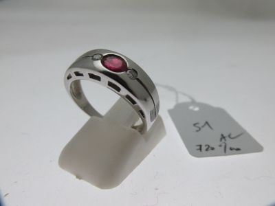 une bague en argent sertie d'une pierre rouge