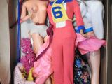 une boîte de poupées Barbie contenue dans un carton