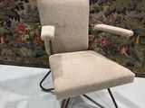 une chaise placée devant un canapé