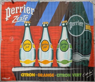 trois bouteilles de bière exposées sur un mur