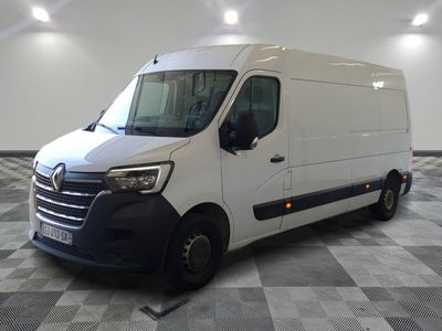 la photo d'une camionnette blanche garée dans un garage