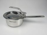 une casserole en acier inoxydable avec un couvercle, posée sur un plan de travail blanc
