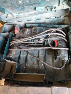 une boîte à outils contenant des outils, posée sur le sol