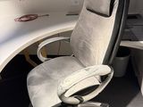 une chaise placée devant un bureau d'ordinateur