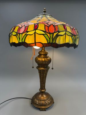 un gros plan d'une lampe posée sur une table près d'un mur
