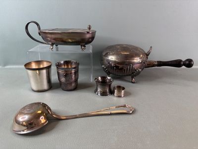 beaucoup d'objets en argent posés sur une table