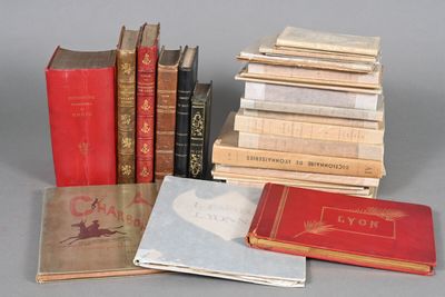 plusieurs livres sont empilés sur une table