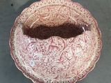 un bol rouge et blanc posé sur une table
