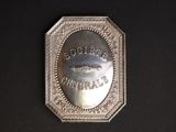 une image d'une plaque d'argent avec une image dessus