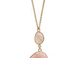 un pendentif en pierre rose avec une chaîne en or sur fond blanc