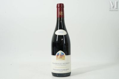 une bouteille de vin posée sur une table