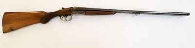 gros plan d'un fusil sur une surface blanche