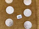 un gros plan d'une table sur laquelle sont disposées de nombreuses pièces de monnaie