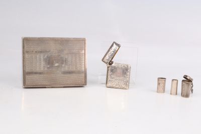 trois bagues en argent et un coffret en argent orné d'une image représentant un bâtiment