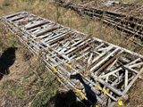 une structure en bois qui gît dans l'herbe