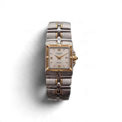 Image d'une montre-bracelet de femme sur fond blanc