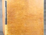 un vieux livre posé sur une caisse en bois, sur une table