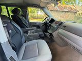 l'intérieur d'une voiture avec le siège conducteur relevé